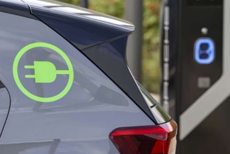«فولكس واجن» تتوقع تباطؤ مبيعات السيارات الكهربائية في أوروبا