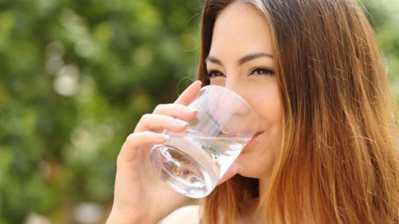 الصحة تنصح المواطنين بالإكثار من شرب الماء والعصائر الطبيعية لتجنب المخاطر الصحية مع ارتفاع حرارة الطقس