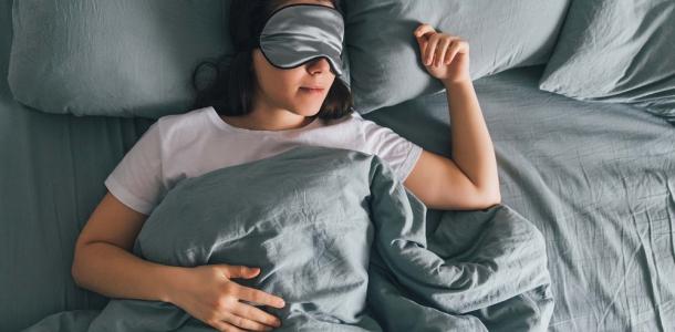 هل قلة النوم تسبب السرطان؟.. علاقة مقلقة بين الأرق وأورام الثدي