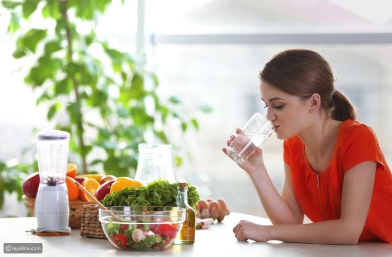 «خلي بالك».. ماذا يحدث عن شرب الماء أثناء تناول الطعام؟