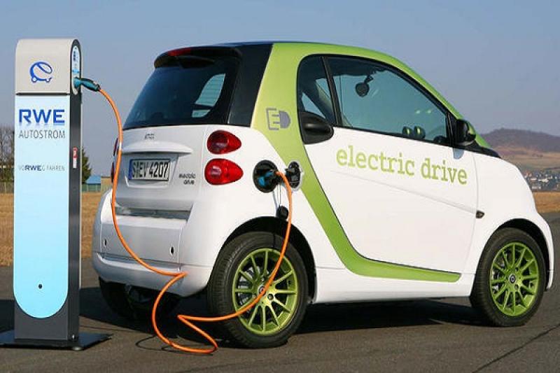 وزيرة البيئة تشهد تدشين أول سيارة كهربائية بالكامل