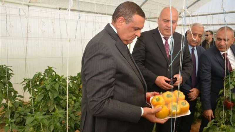 وزير التنمية المحلية ومحافظ قنا يتفقدان مشروعات للأمن الغذائي.. صور