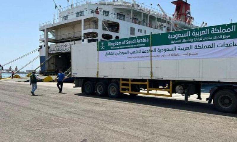 «الملك سلمان للإغاثة» يسير أولى طلائع الجسر البحري السعودي إلى السودان