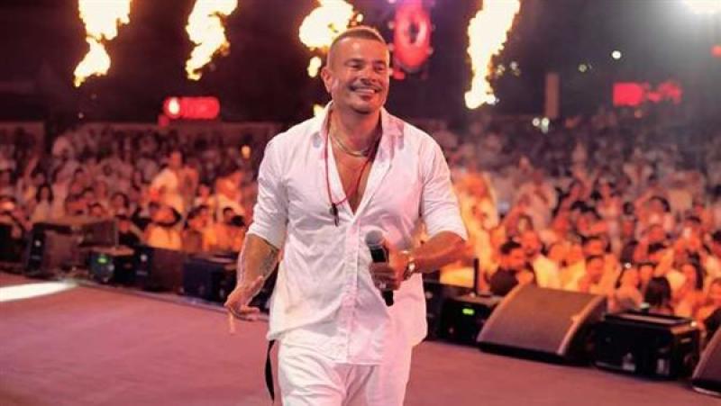عمرو دياب يشعل حماس جماهيره في جدة بأغاني ألبومه الجديد