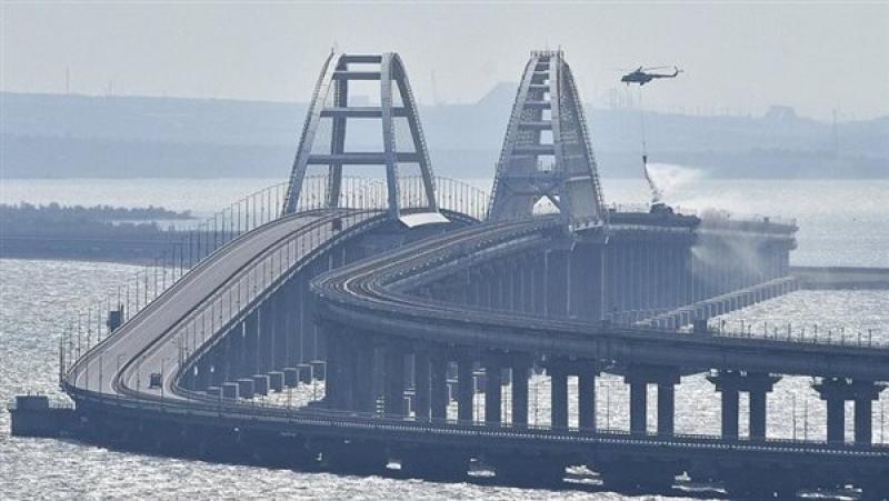 روسيا توقف حركة المرور «مؤقتاً» على جسر القرم