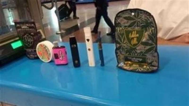 ضبط راكب في مطار القاهرة بحوزته كمية من مخدر وزيت الماريجوانا