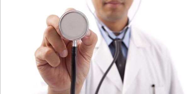 الصحة: ملاحقة صارمة للأطباء المزيفين على مواقع التواصل لحماية صحة المواطنين