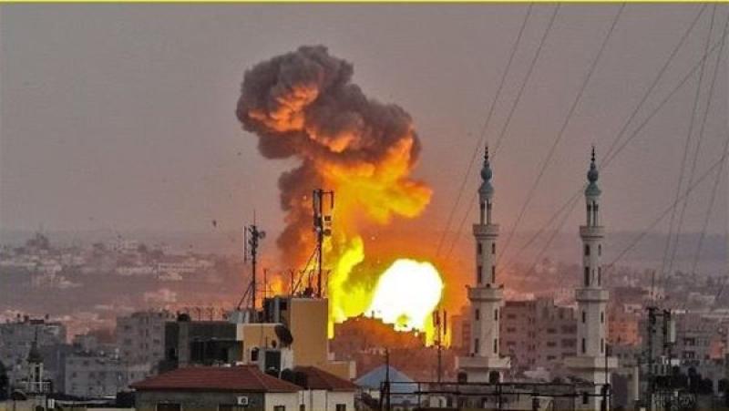 طائرات الاحتلال الإسرائيلي تقصف موقعا شرق غزة
