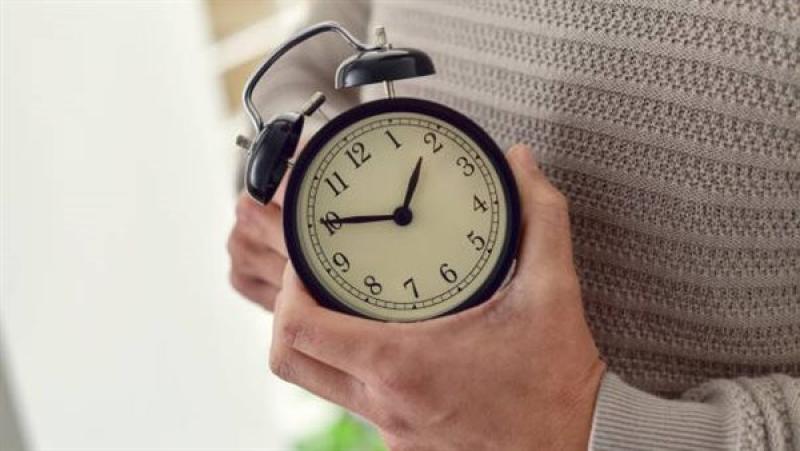 موعد انتهاء التوقيت الصيفي 2025.. تأخير الساعة 60 دقيقة في هذا الموعد