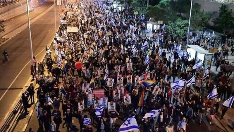 متظاهرون في تل أبيب يطالبون نتنياهو بالاستقالة فورًا