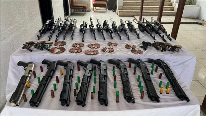 التحقيق مع تاجر سلاح بحوزته 19 بندقية وذخائر في أسيوط