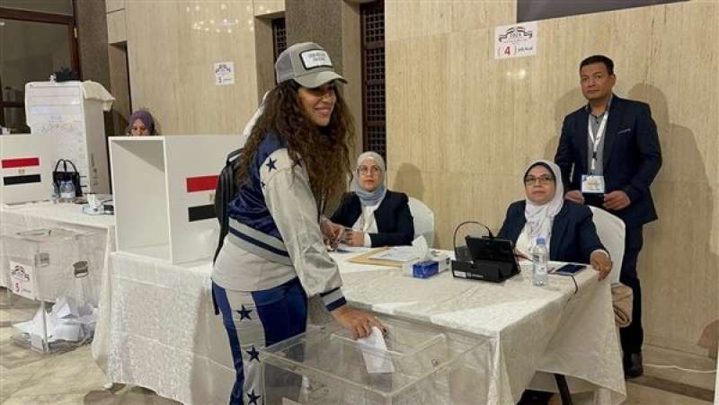 آيتن عامر تدلي بصوتها في الانتخابات الرئاسية بالسعودية