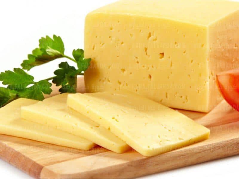 ماذا يحدث للجسم عند الإفراط في تناول الجبن الرومي؟