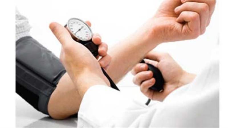 أهمية قياس ضغط الدم في المنزل بدلا من العيادات.. تفاصيل