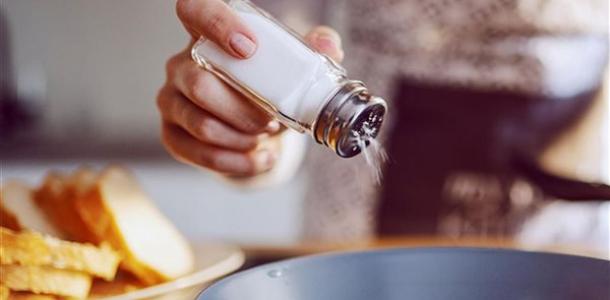 الصحة تحذر من الإفراط في تناول الملح: يرفع مخاطر أمراض القلب والضغط والسكتات الدماغية