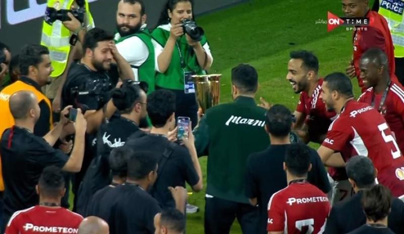 محمد حماقي يحتفل مع لاعبي الأهلي بالسوبر المصري في أبو ظبي