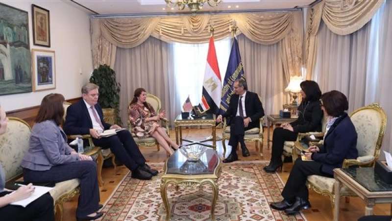 وزير الاتصالات يبحث مع السفيرة الأمريكية بالقاهرة تعزيز التعاون بين البلدين