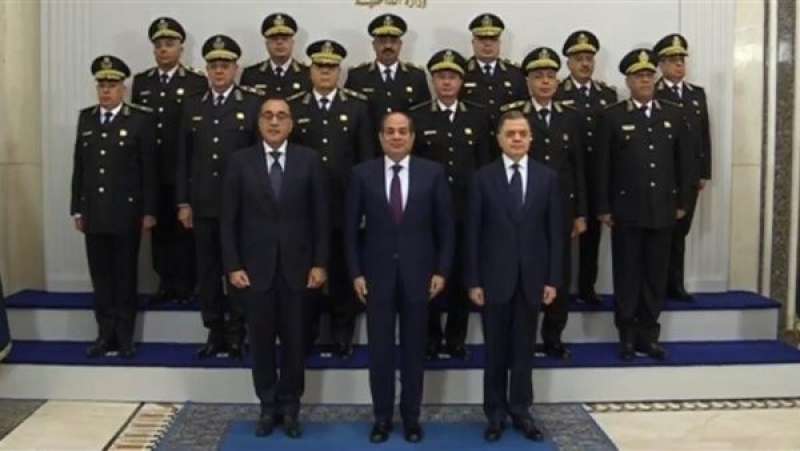 الرئيس السيسي يشارك أعضاء المجلس الأعلى للشرطة في صورة تذكارية