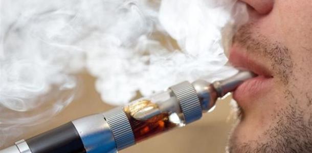 «الصحة» تكشف مخاطر السجائر الإلكترونية على الرئتين والجهاز التنفسي