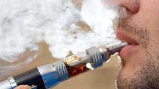 «الصحة» تكشف مخاطر السجائر الإلكترونية على الرئتين والجهاز التنفسي