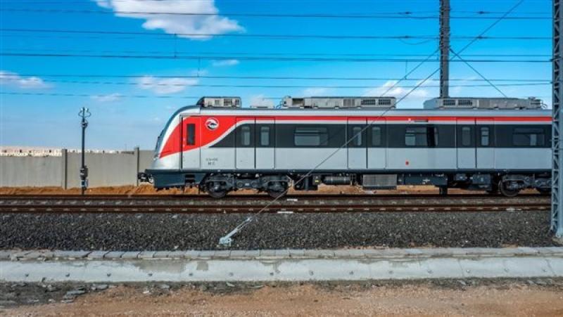 ملحمة عظيمة على أرض مصر.. تركيب القضبان وتشطيب المحطات بالخط الأول للقطار الكهربائي السريع