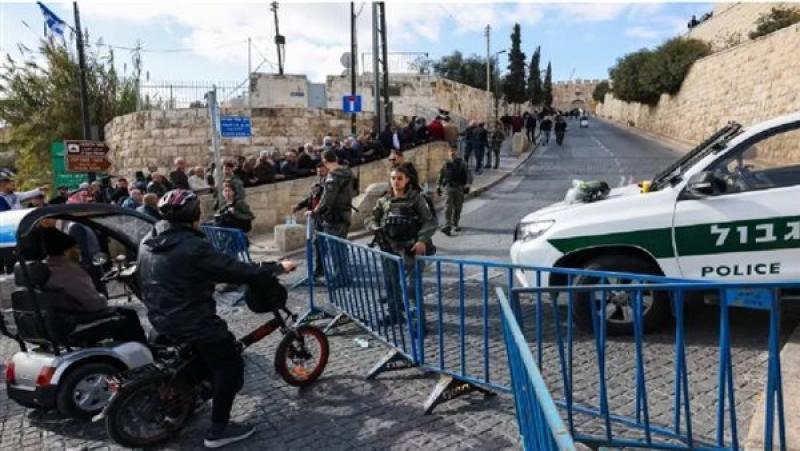 قوات الاحتلال الإسرائيلي تمنع آلاف المصلين من دخول الأقصى