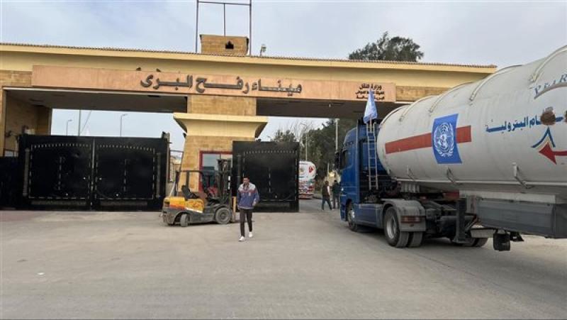 دخول 401 شاحنة أغذية وأدوية ووقود إلى قطاع غزة اليوم