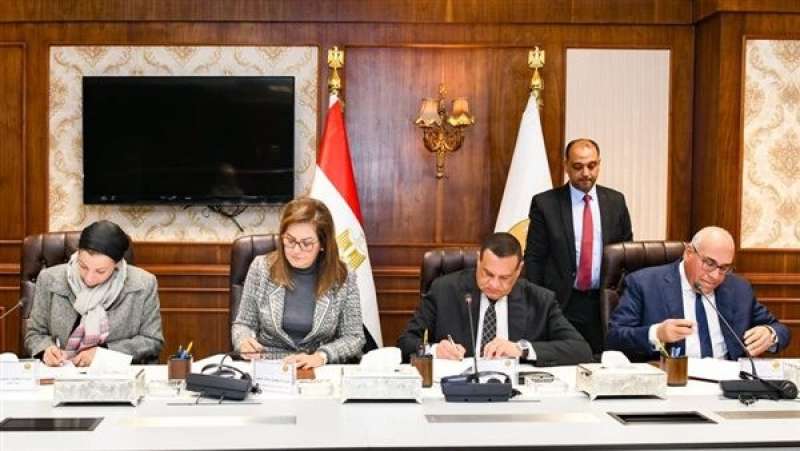 3 وزراء ورئيس «العربية للتصنيع» يوقعون عقود مشروعات البنية الأساسية لـ«المخلفات الصلبة» بـ5 محافظات