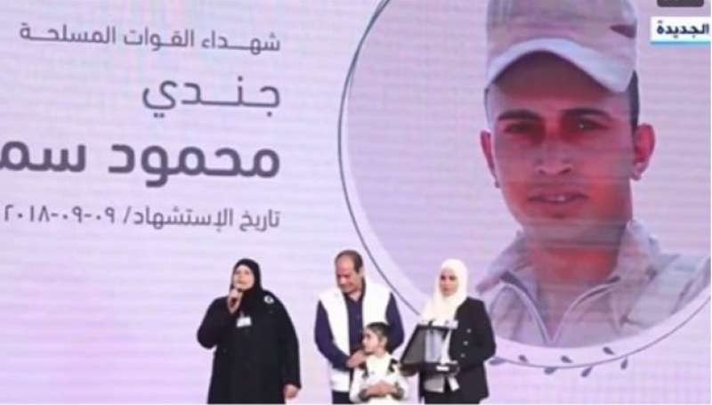 والدة مجند شهيد تلقى قصيدة «فرحة الشهيد» أمام الرئيس عبد الفتاح السيسى