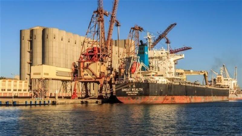 تحمل «قمح».. تداول 37 سفينة حاويات وبضائع عامة في ميناء دمياط