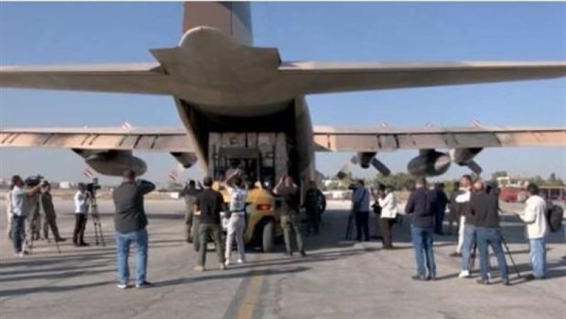 وصول 50 طن مساعدات مطار العريش للفلسطينيين وإدخال 56 شاحنة قطاع غزة