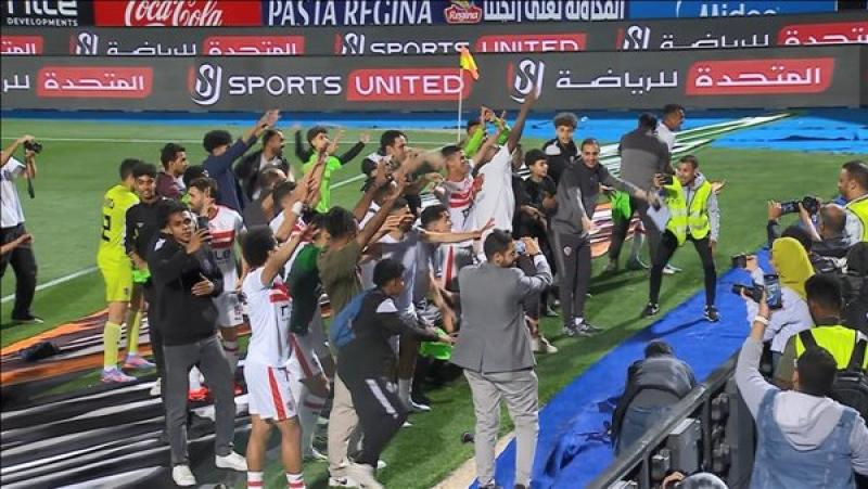 لاعبو الزمالك يحتفلون مع الجماهير بعد الفوز على الأهلي بثنائية في الدوري