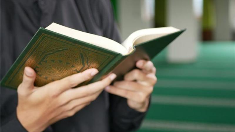 هل يجوز وهب ثواب قراءة القرآن للحي والميت؟
