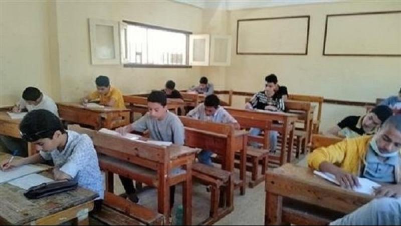 طلاب الشهادة الإعدادية يؤدون امتحانات الجبر والكمبيوتر في الجيزة