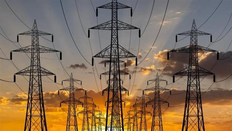 وزير الكهرباء يوجه بعقوبات صارمة لسارقي التيار.. ويؤكد: نسب الفقد غير مقبولة