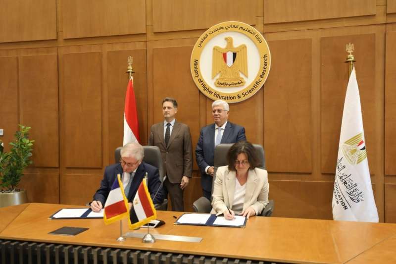 وزير التعليم العالي يشهد توقيع اتفاق تعاون بين الجامعة الفرنسية في مصر وجامعة باريس 1 بانتيون سوربون