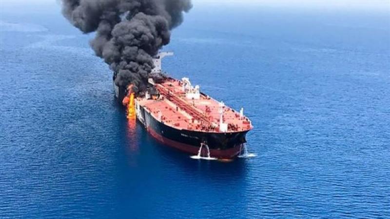 إصابة بحار وأضرار مادية لسفينة استهدفها الحوثيون في خليج عدن