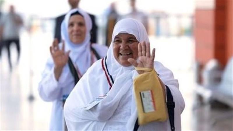 وزارة الداخلية توزع كتابين حول مناسك الحج والإرشادات الصحية على ضيوف الرحمن