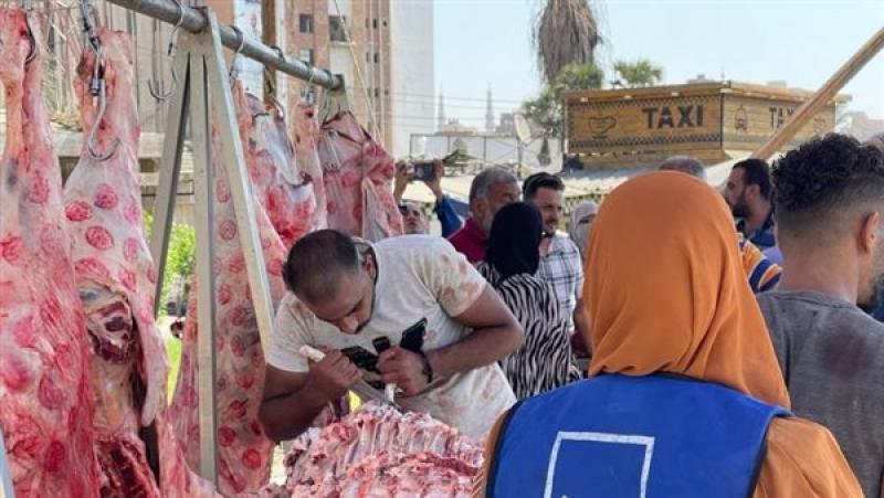 إقبال كبير من المواطنين على منافذ «حياة كريمة» في المقطم