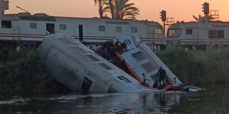 تصادم قطارين في المنيا وسقوط عربات بترعة الإبراهيمية.. صور