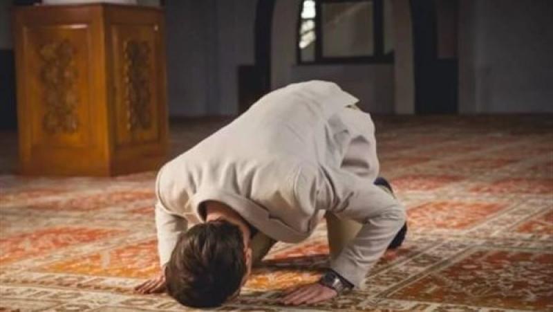 هل تصح الصلاة خلف إمام جالس؟ دار الإفتاء تجيب