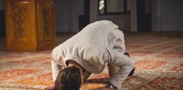 هل تصح الصلاة خلف إمام جالس؟ دار الإفتاء تجيب