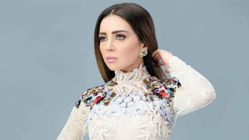 مي عز الدين تطمئن جمهورها على حالتها الصحية