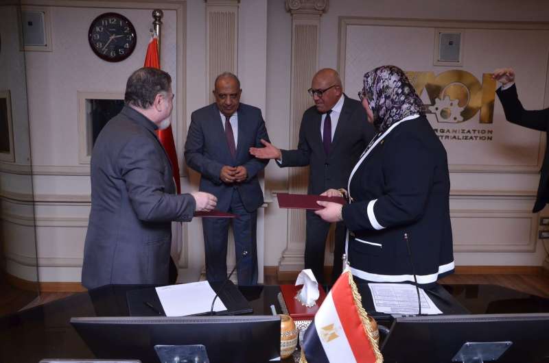 وزير الكهرباء يشهد مراسم توقيع عقد إنشاء مشروع صناعي مشترك للألواح الشمسية