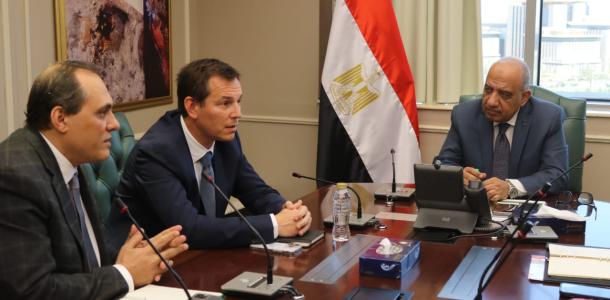 وزير الكهرباء يبحث مع شنايدر إليكتريك التعاون فى مجالات خفض الفقد