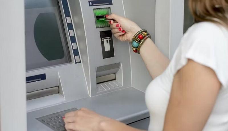 «هيتخصم كام».. رسوم الاستعلام عن الرصيد من ماكينات ATM في البنوك 2025