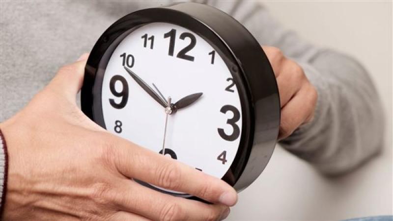 موعد انتهاء التوقيت الصيفي 2025.. تأخير الساعة 60 دقيقة في هذا الموعد