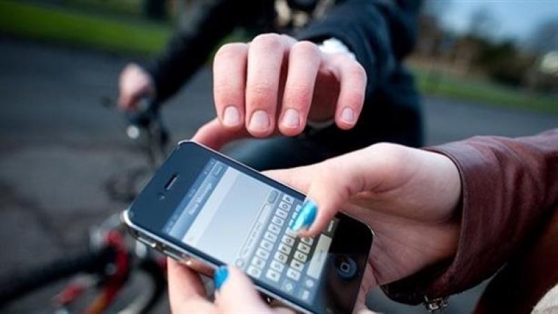 ضبط 5 عناصر جنائية بتهمة سرقة الهواتف المحمولة من المواطنين بالقاهرة