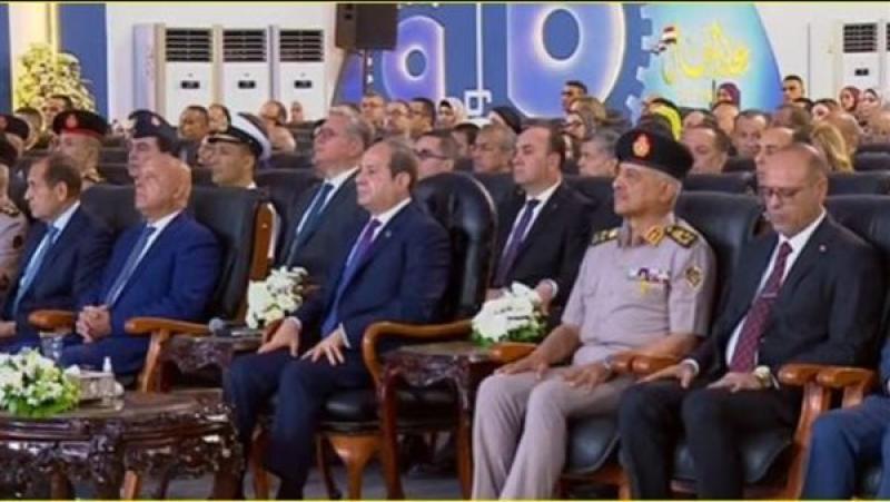 «عصب الاقتصاد وسواعد التنمية».. الرئيس السيسي يشاهد فيلمًا تسجيليًا عن عمال مصر