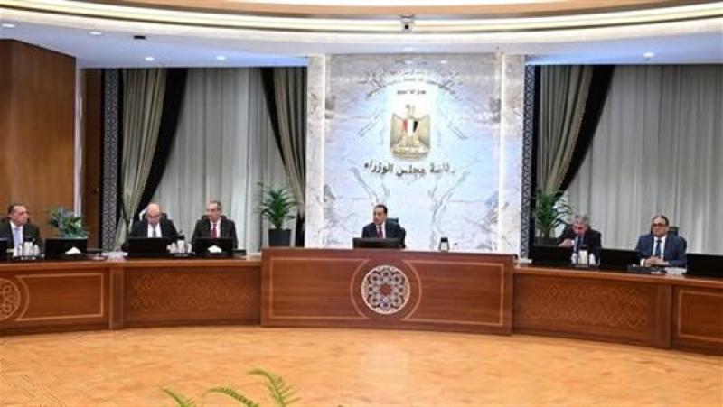 رئيس الوزراء يتابع خطوات تيسير إجراءات دخول السائحين بالمطارات والمنافذ المختلفة